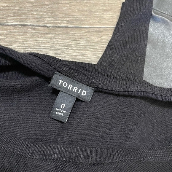 Torrid FAUX LEATHER SLEEVE SWEATER Black Pullover Long Sleeve Sz 0 (large) - Picture 11 of 11